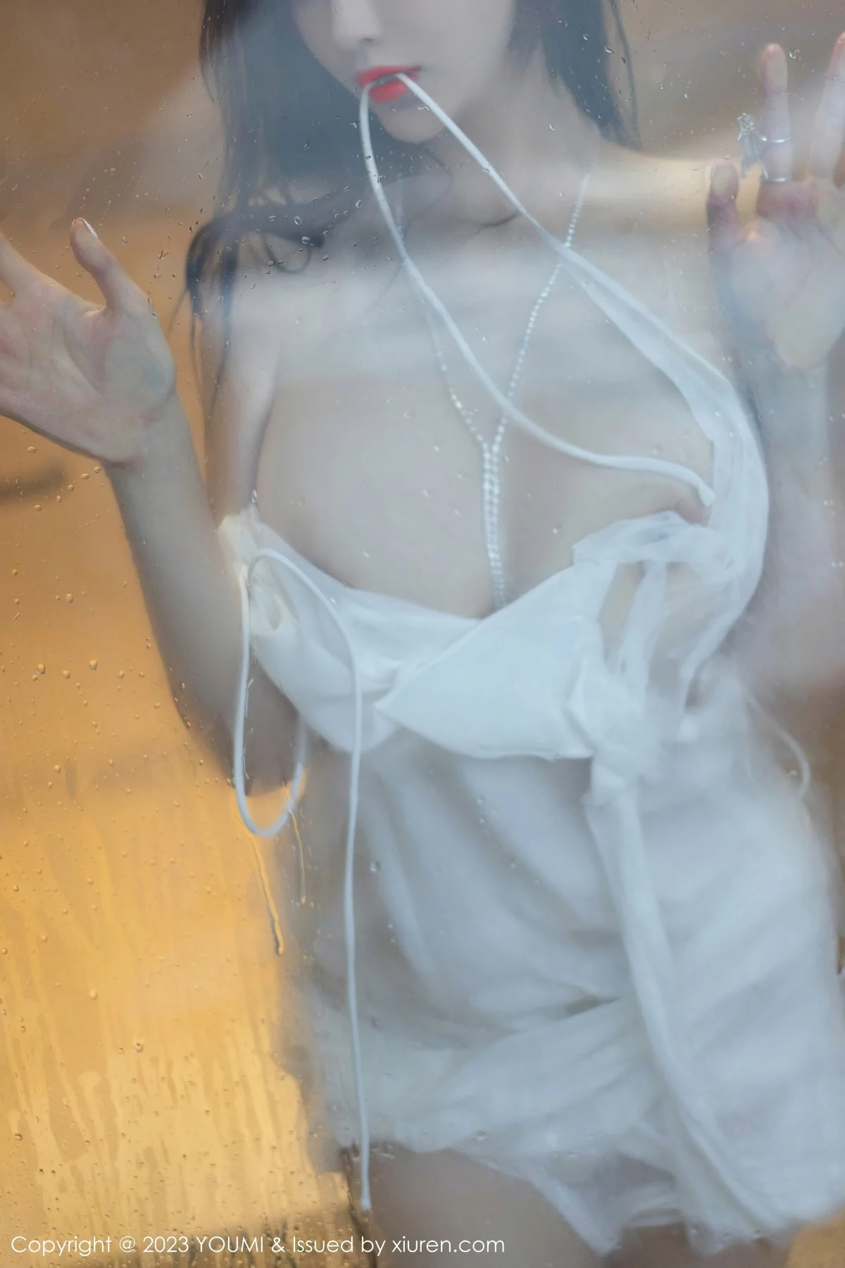[YouMi尤蜜荟]Vol.897_女神Carol周妍希泳池性感白色吊带长裙湿身秀完美身材诱惑写真74P