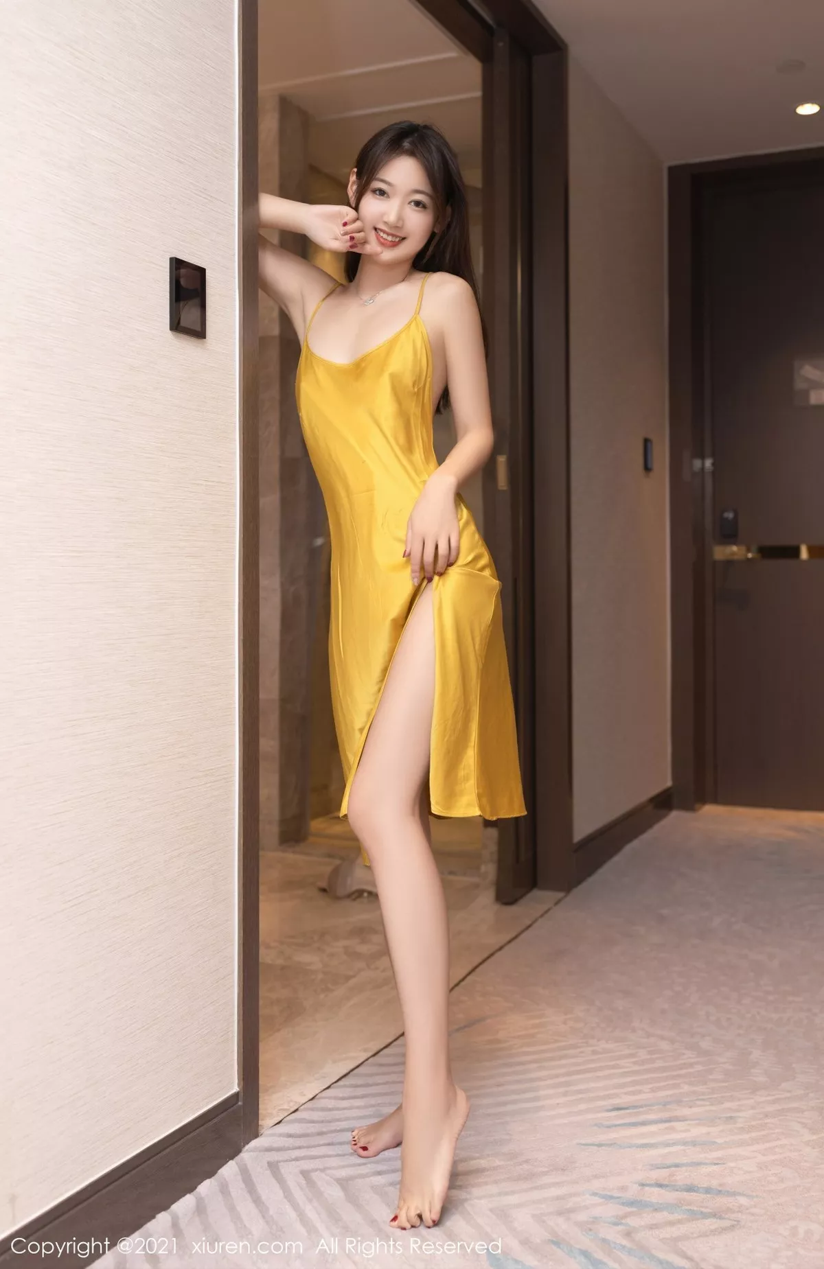 XiuRen第4003期_模特唐安琪女友旅行主题宾馆浴室性感吊裙秀完美身材诱惑写真72P