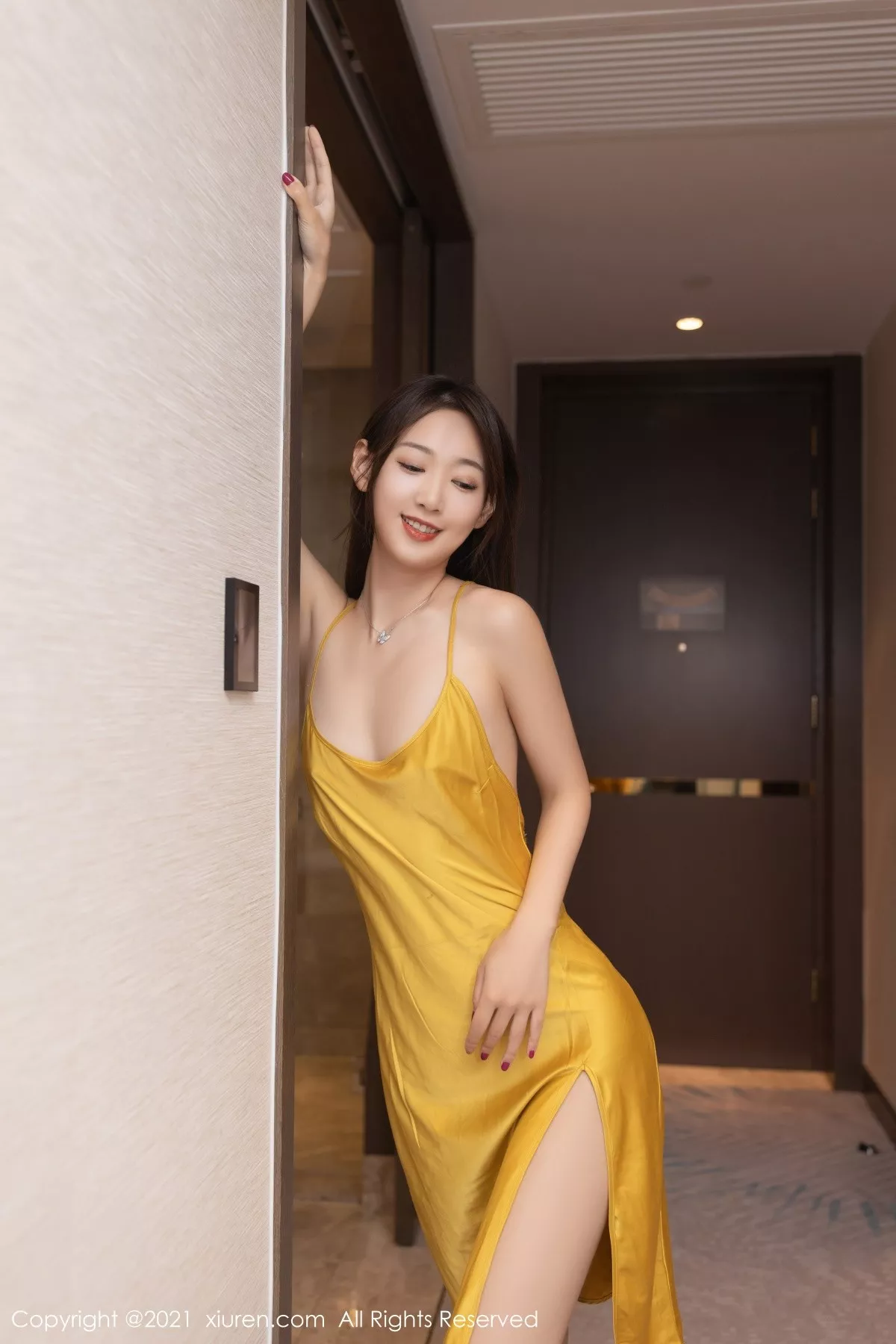 XiuRen第4003期_模特唐安琪女友旅行主题宾馆浴室性感吊裙秀完美身材诱惑写真72P