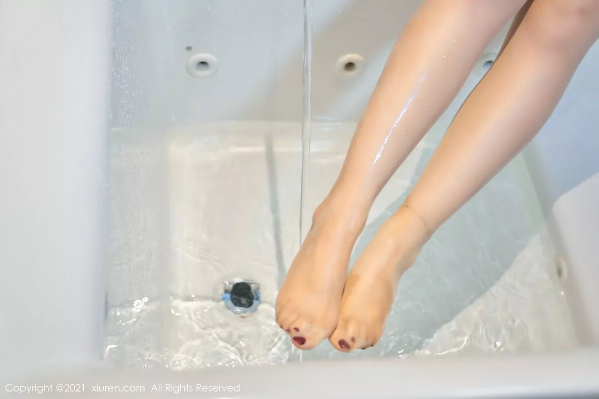 XiuRen第4084期_模特艾静香大理旅拍浴缸薄透肉色服饰秀完美身材湿身诱惑写真58P
