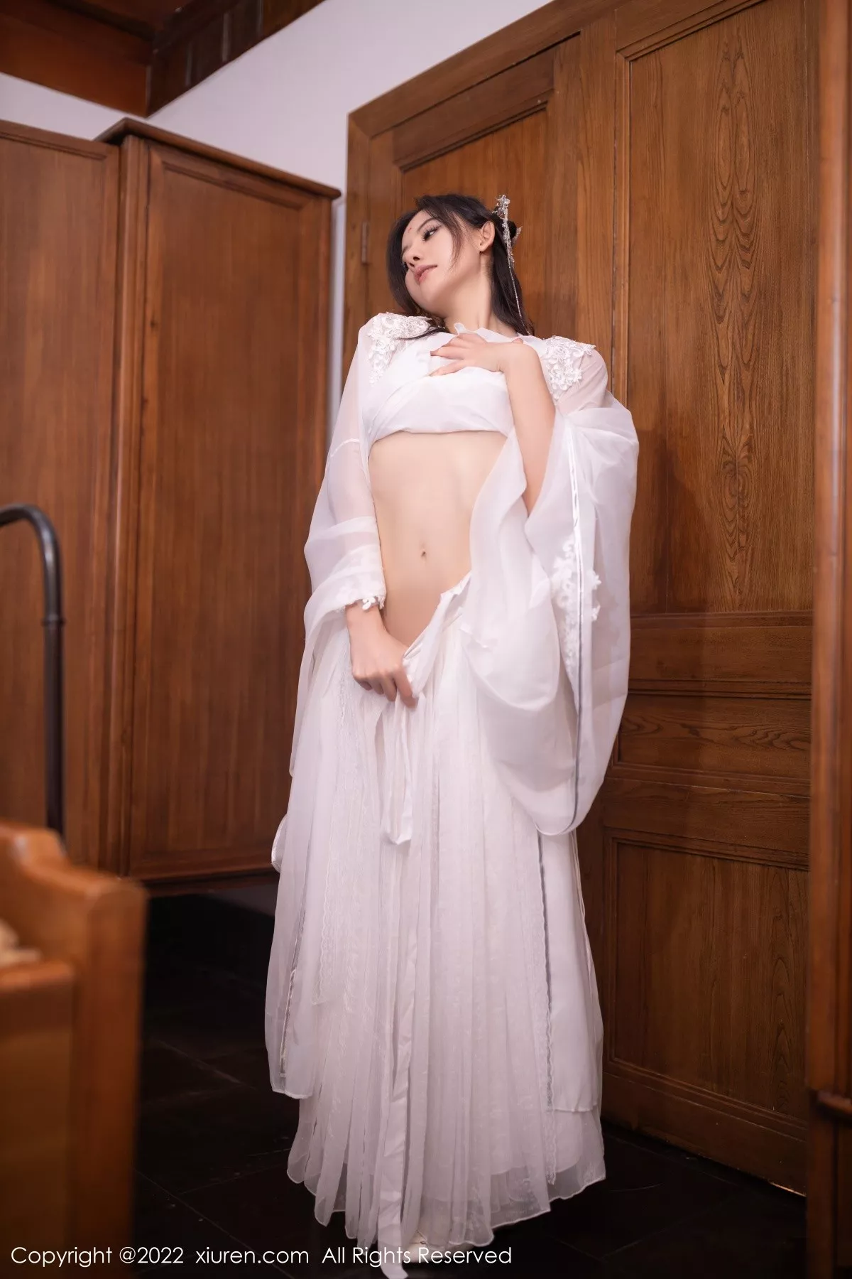 [XiuRen秀人网]第5573期_模特就是阿朱啊嫦娥装扮中秋主题白色服饰秀曼妙身姿诱惑写真85P