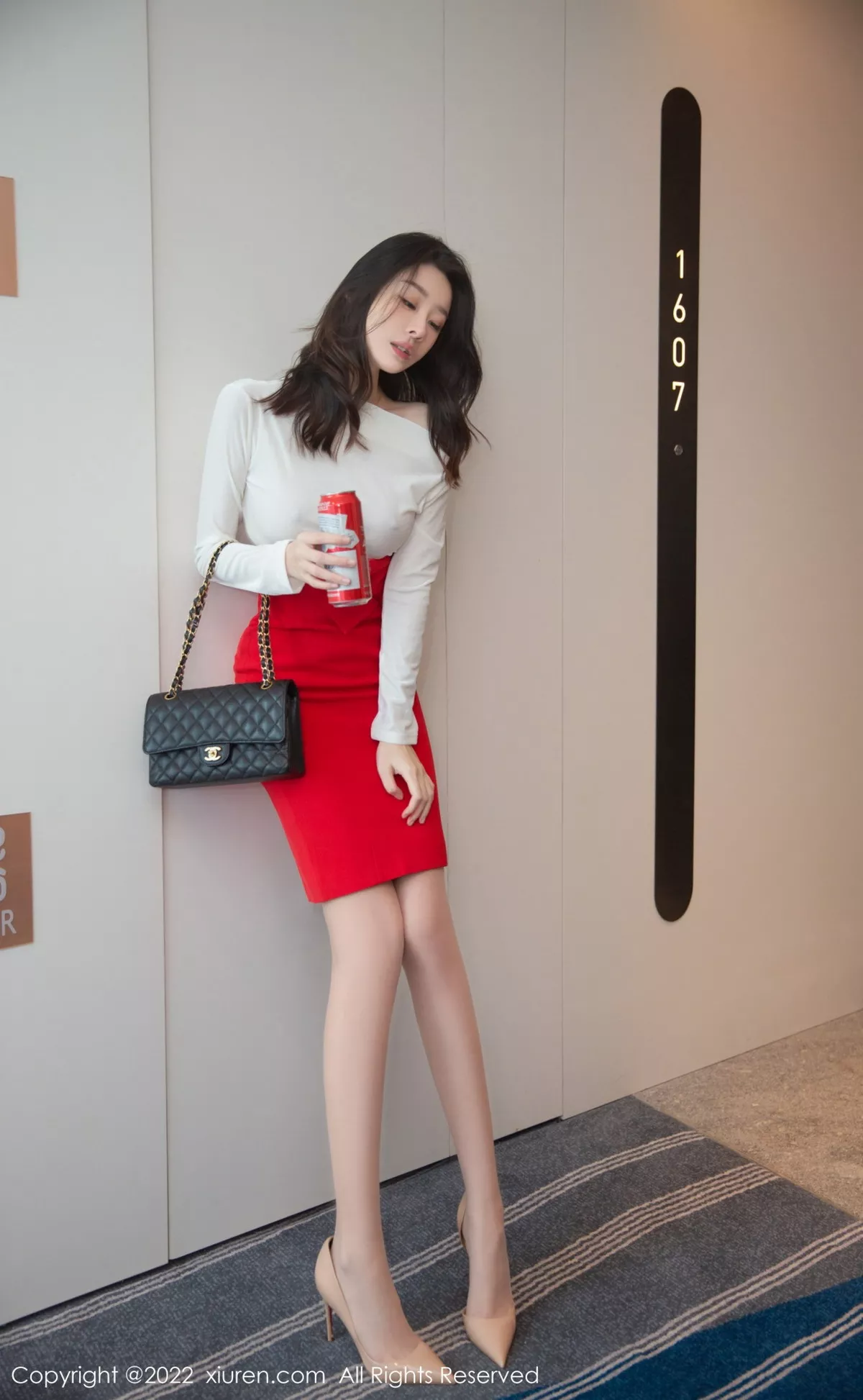 [XiuRen秀人网]第5836期_模特是小逗逗醉酒主题白色轻透收身上衣配红短裙迷人诱惑写真80P