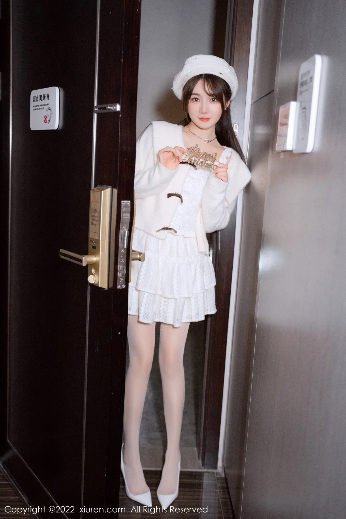 [XiuRen秀人网]第6025期_模特婠婠么性感白色毛线上衣配白短裙秀曼妙身姿完美诱惑写真68P