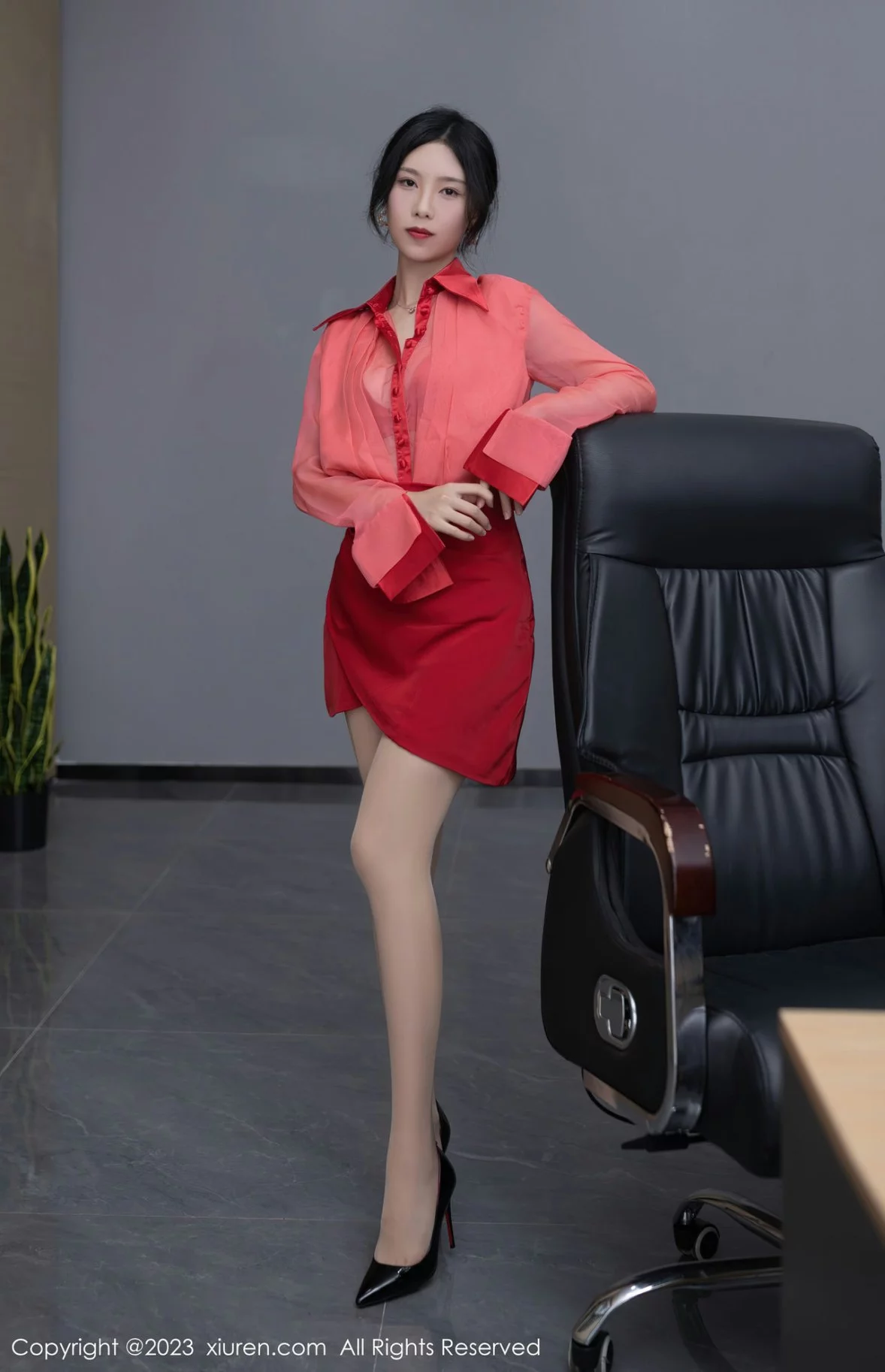 [XiuRen秀人网]第6189期_模特利世女老板角色红色薄透上衣配红短裙露红色内衣诱惑写真73P