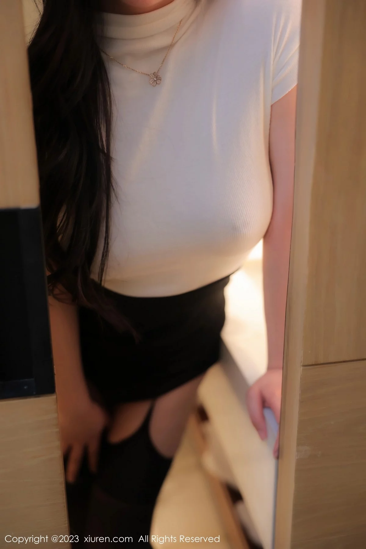 [XiuRen秀人网]第6394期_模特林珊珊白色轻透上衣配黑短裙魅惑黑丝秀曼妙身姿迷人写真103P