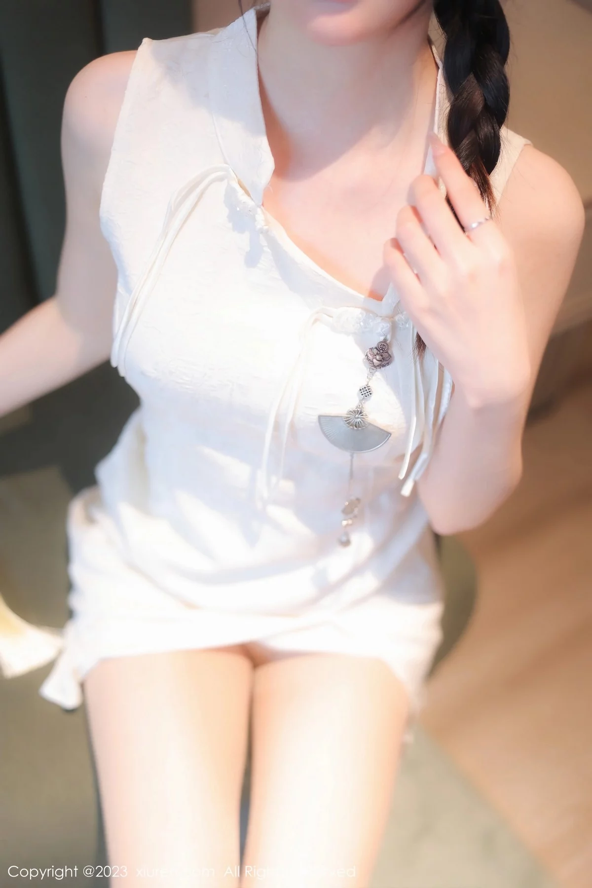 [XiuRen秀人网]第6813期_模特幼幼性感白色旗袍服饰配原色丝袜秀完美身材撩人诱惑写真80P