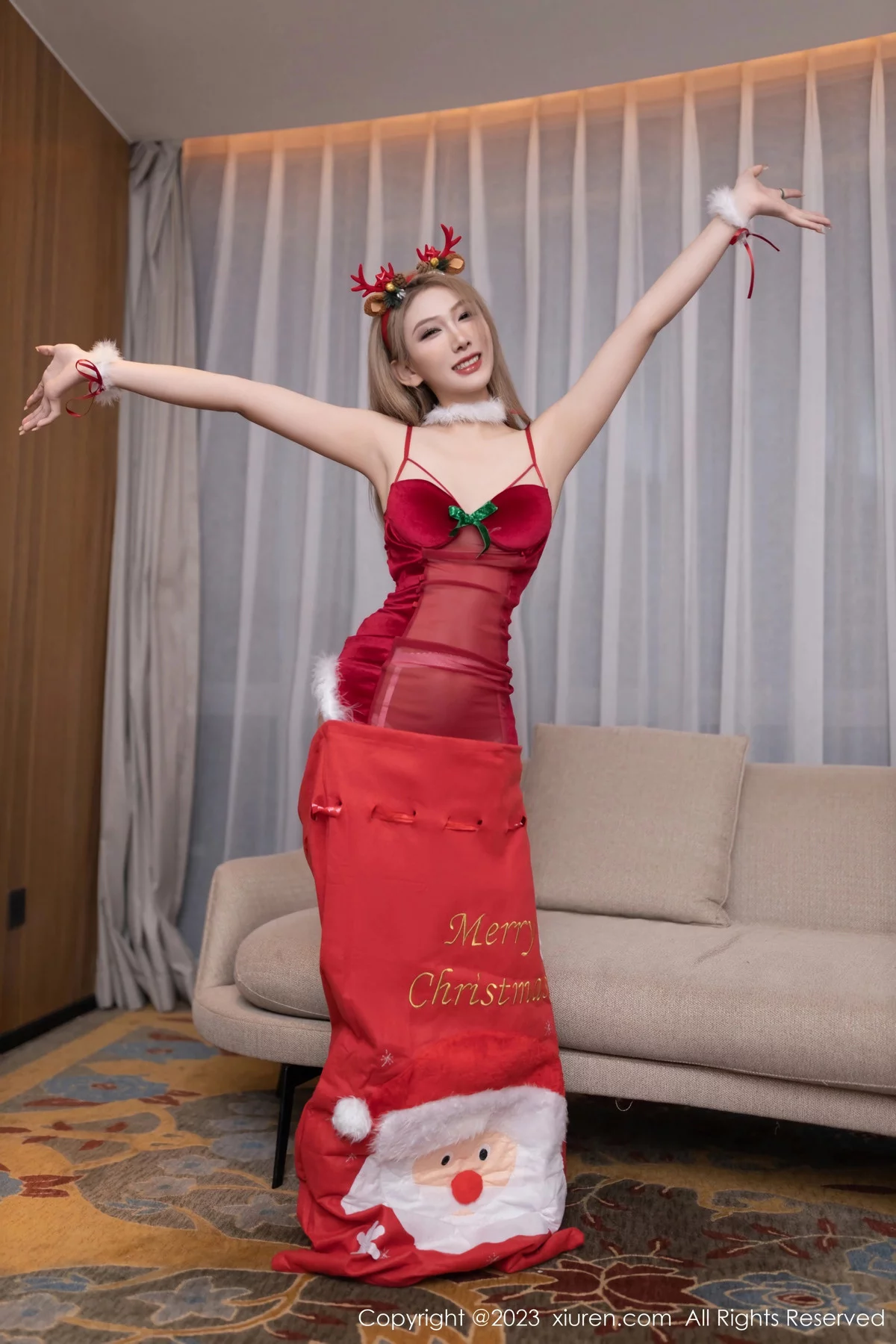 [XiuRen秀人网]第7844期_模特沈青黛圣诞主题拍摄性感红色服饰配白丝袜秀曼妙身姿写真83P