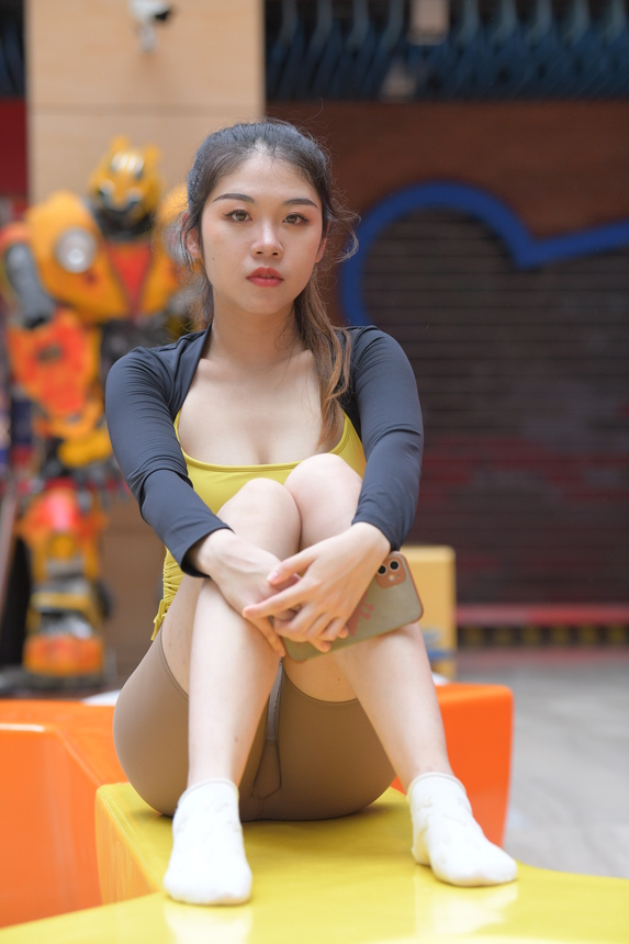 都市丽人漂亮的黄衣吊带超紧裤美女【651P-15.4G】