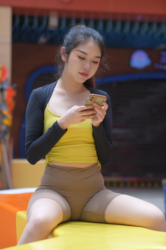 都市丽人漂亮的黄衣吊带超紧裤美女【651P-15.4G】
