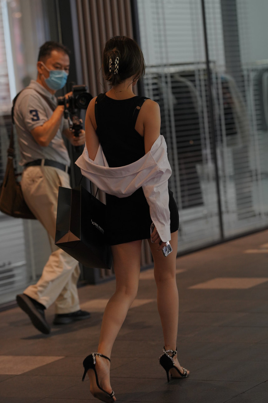 都市丽人漂亮的黑色连体裙美女【132P+1V-2.08G】